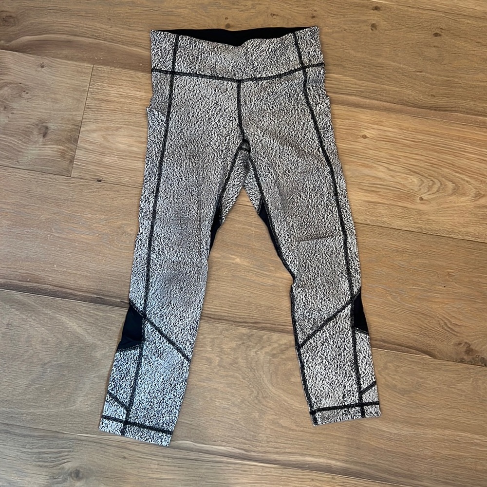 Lululemon cropped black and white pants, size 4
